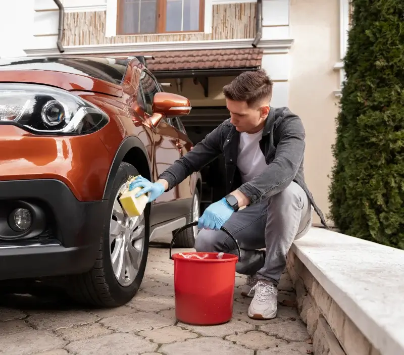 Lavage auto à domicile Neuilly-sur-Seine : professionnel intervenant sur un véhicule
